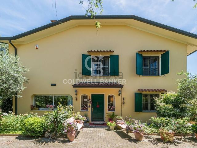 Case e ville in vendita di 305 m² in Via Montanari, 1900