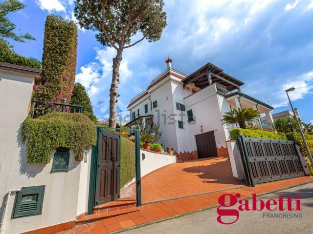 Case e ville in vendita di 305 m² in Via Montenuovo Licola Patria, 138