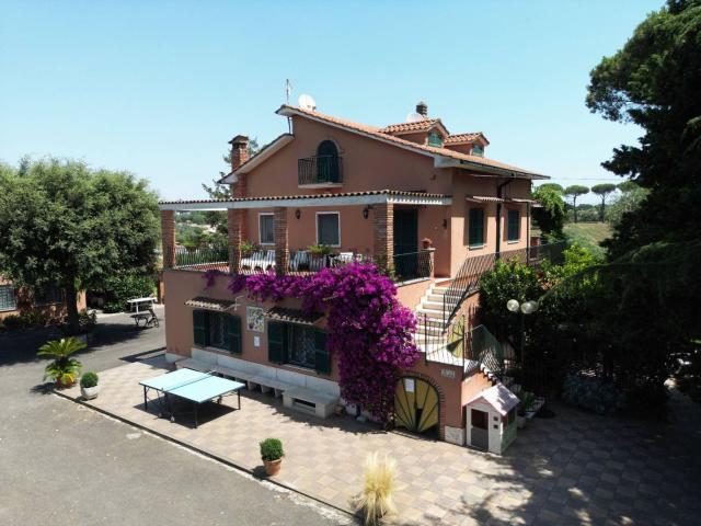 Case e ville in vendita di 305 m² in Via Nazareno Strampelli, 162