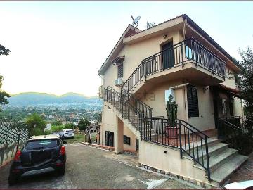 Case e ville in vendita di 305 m² in Via Vittorio Ziino, 16