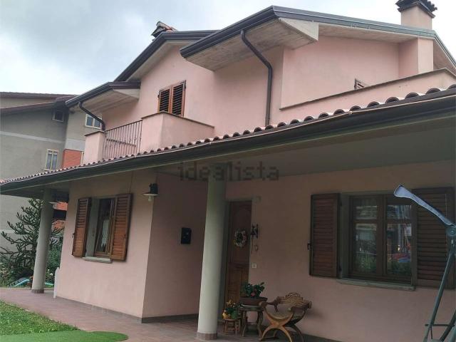 Case e ville in vendita di 306 m² in Via Montefeltresca