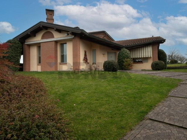 Case e ville in vendita di 306 m² in Strada Vicinale della Mirandola, 218