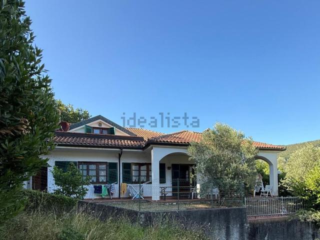 Case e ville in vendita di 307 m² in Via Barletti, 1