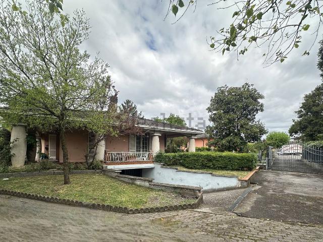 Case e ville in vendita di 307 m² in Via Giacomo Leopardi