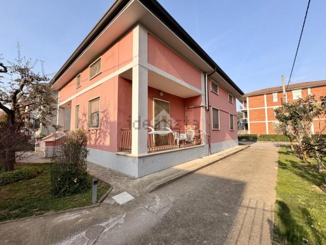 Case e ville in vendita di 307 m² in Via Giovanni Carnovali, 27