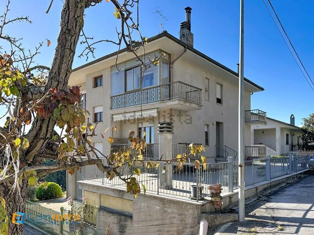 Case e ville in vendita di 307 m² in Via Francesco Egidi, 1