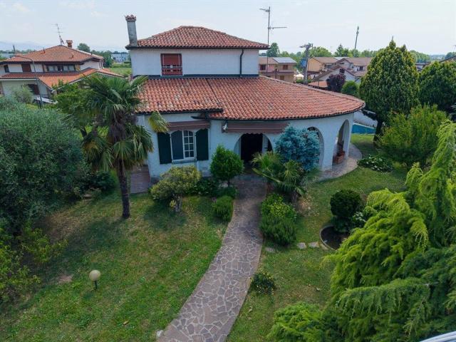 Case e ville in vendita di 307 m² in Via Leonardo da Vinci, 3