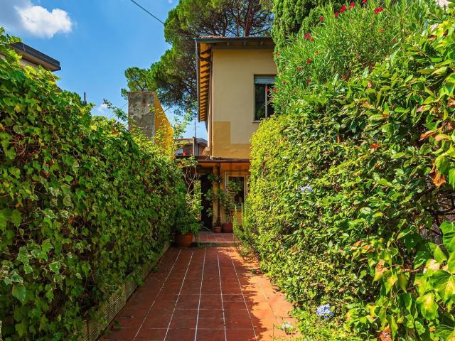 Case e ville in vendita di 307 m² in Viale Egisto Simoncini