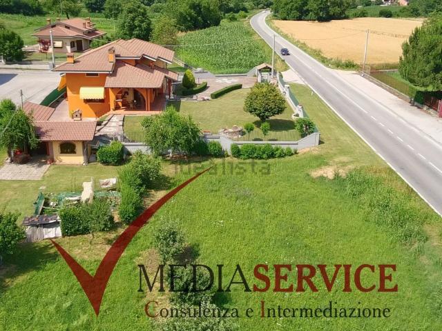 Case e ville in vendita di 307 m² in Via Cuneo, 25