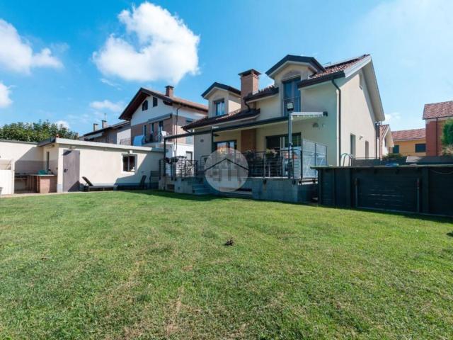 Case e ville in vendita di 308 m² in Via C. Battisti, 14