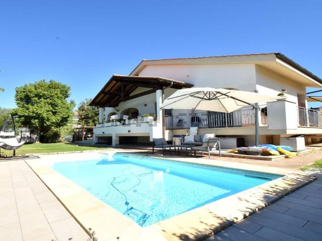 Case e ville in vendita di 308 m² in Via Francesco Giacomo Tricomi, 30