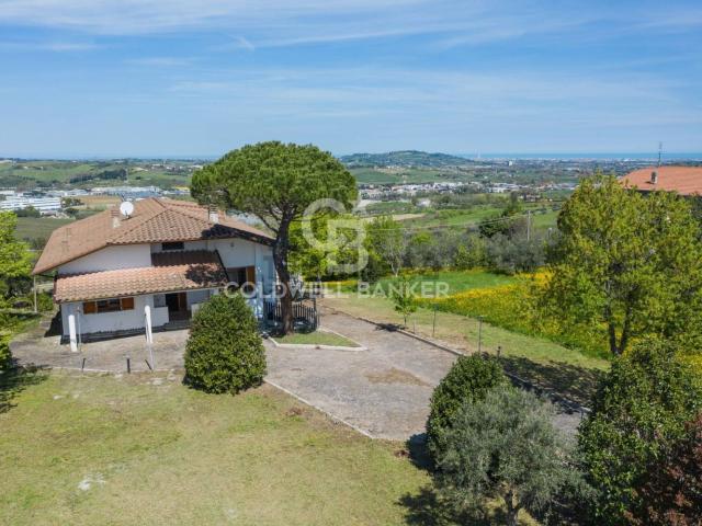 Case e ville in vendita di 308 m² in Via Monte Olivo, 28