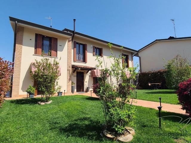 Case e ville in vendita di 308 m² in Via Privata Quintavalla, 20
