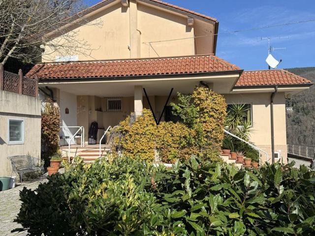 Case e ville in vendita di 309 m²