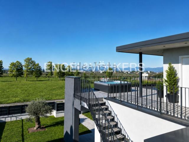 Case e ville in vendita di 309 m² in Via Francesco Cossiga