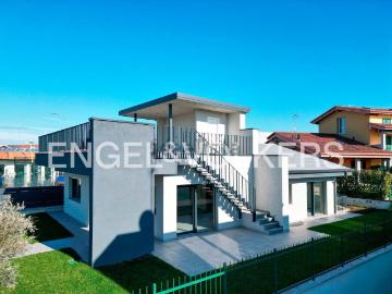 Case e ville in vendita di 309 m² in Via Francesco Cossiga