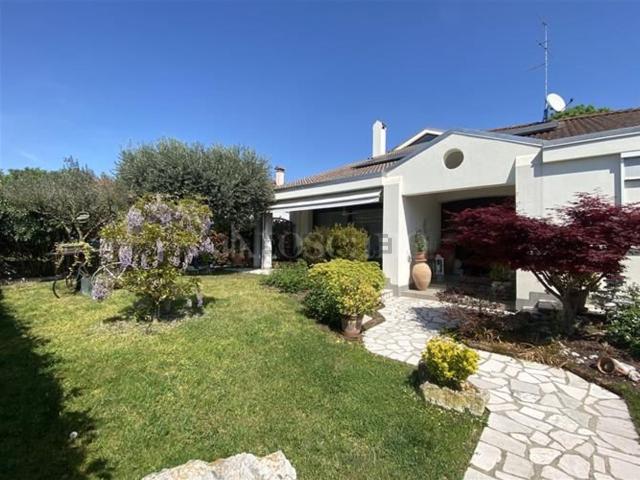 Case e ville in vendita di 309 m² in Via Martiri della Libertà