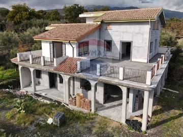 Case e ville in vendita di 310 m² in Via Collegio Fiandaca, 48