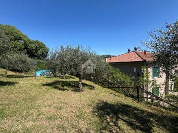 Case e ville in vendita di 310 m² in Via Commezzare, 10