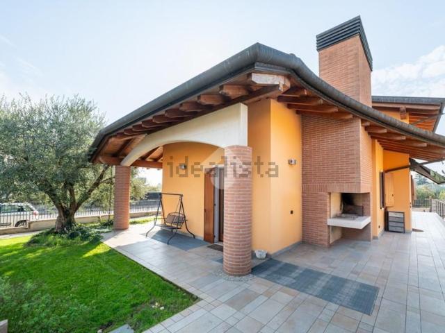 Case e ville in vendita di 310 m² in Via Caluri