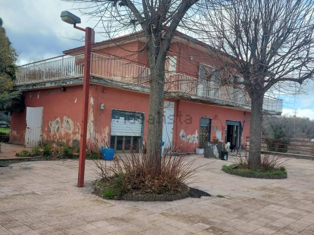 Case e ville in vendita di 310 m² in Via Ciurrovio
