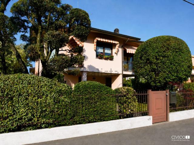 Case e ville in vendita di 310 m² in Via Ancona, 36