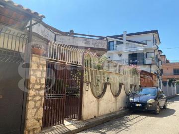Case e ville in vendita di 310 m² in Via Alessandro Manzoni, 23
