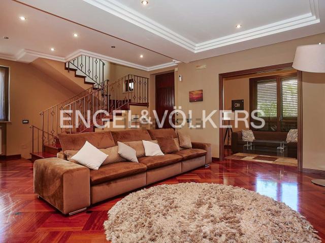 Case e ville in vendita di 310 m² in Via Aspasia, 7