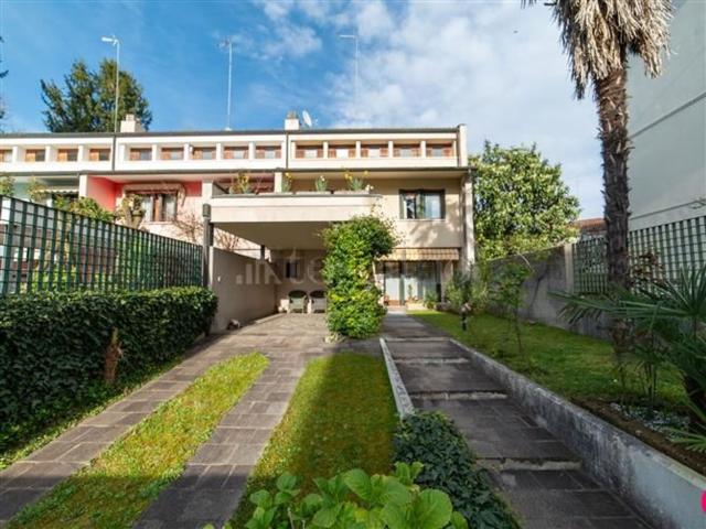 Case e ville in vendita di 310 m² in Via Giacinto Gallina