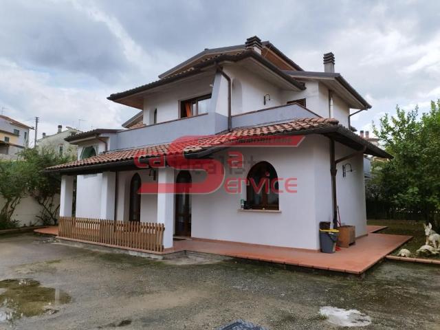 Case e ville in vendita di 310 m² in Via Gioacchino Rossini, 13