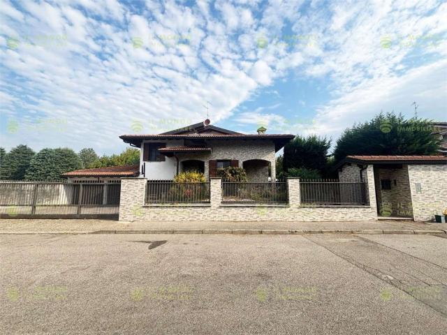 Case e ville in vendita di 310 m² in Via dei Platani, 21