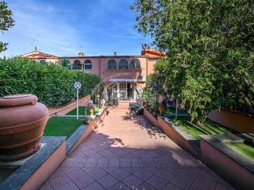 Case e ville in vendita di 310 m² in Via della Giustiniana