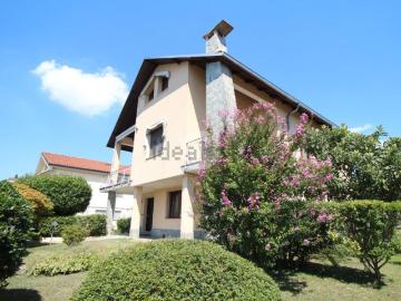 Case e ville in vendita di 310 m² in Via della Ginestra, 15