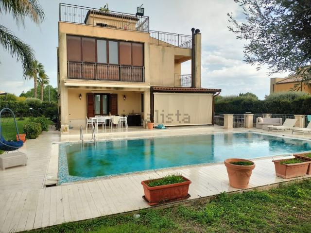 Case e ville in vendita di 310 m² in Via FRANCESCO ANGELINO