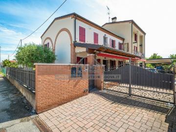 Case e ville in vendita di 310 m² in Via Lion, 2