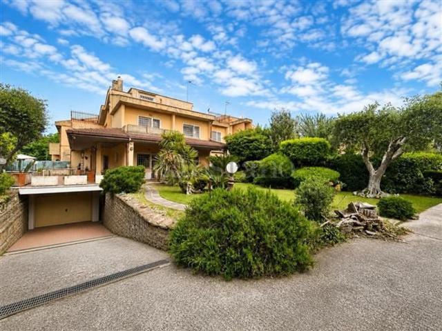 Case e ville in vendita di 310 m² in Via Male
