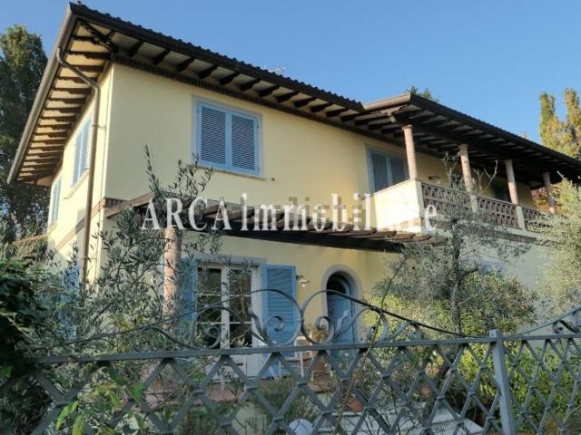 Case e ville in vendita di 310 m² in Via Martiri di Sant&apos Anna