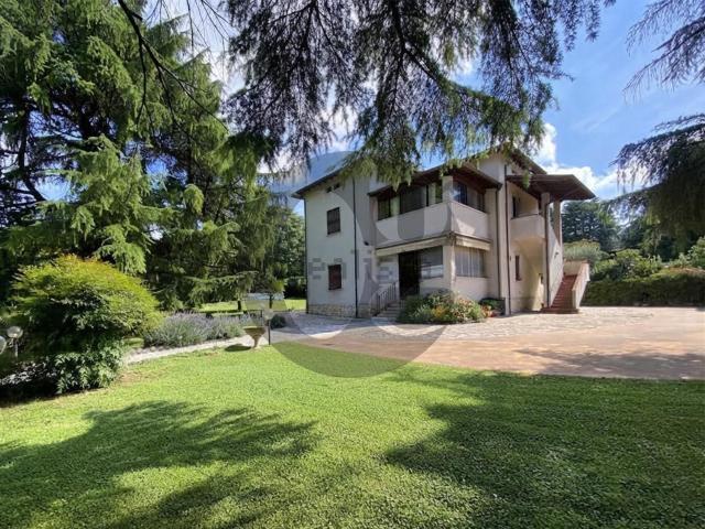 Case e ville in vendita di 310 m² in Via Marziale Cerutti