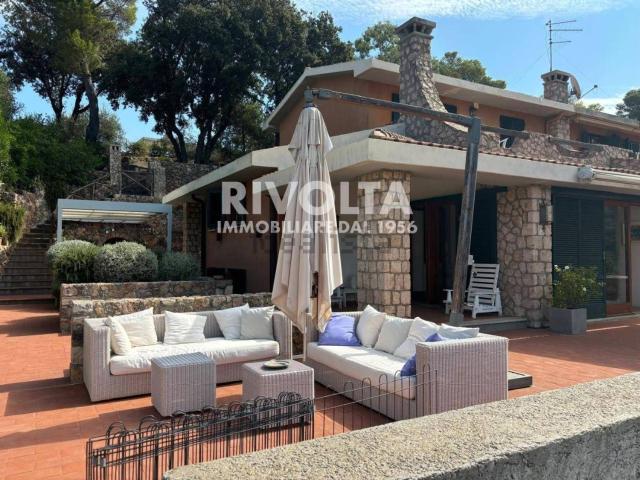 Case e ville in vendita di 310 m² in Via Poggio del Golfo
