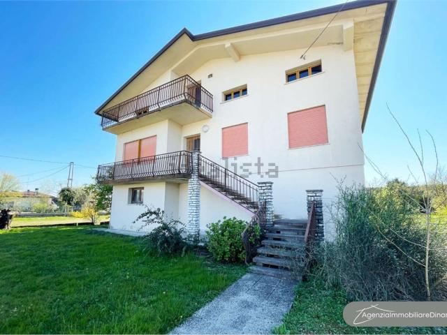 Case e ville in vendita di 310 m² in Via Pati