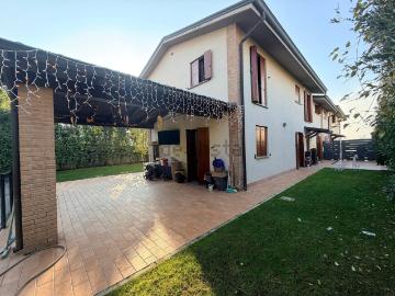 Case e ville in vendita di 310 m² in Via Privata Quintavalla
