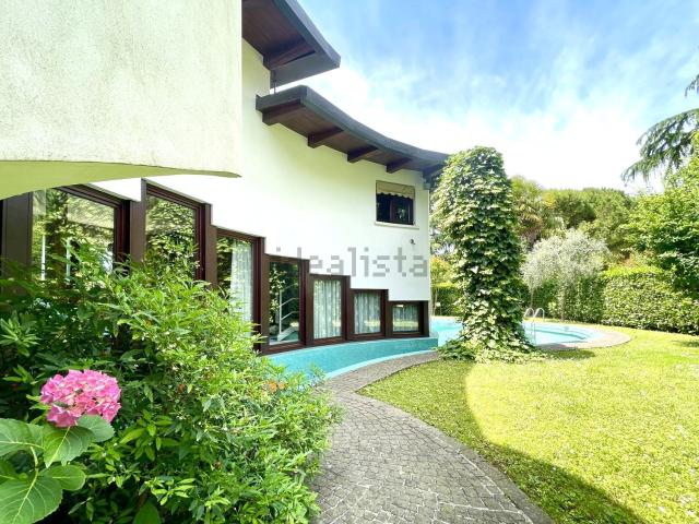 Case e ville in vendita di 310 m² in Via Rovereto, 64