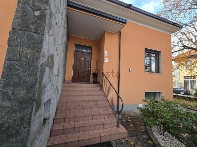 Case e ville in vendita di 310 m² in Viale Ugo Foscolo, 46