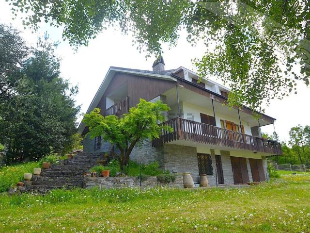 Case e ville in vendita di 310 m² in Frazione Villaretto, 27