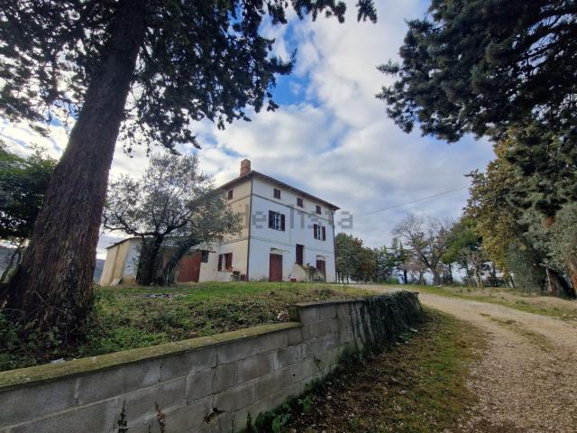 Case e ville in vendita di 310 m² in Frazione Colle del Marchese