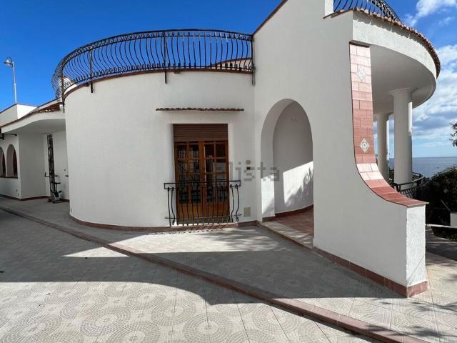 Case e ville in vendita di 310 m² in Lungomare Cristoforo Colombo, 750