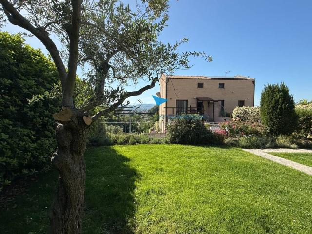 Case e ville in vendita di 310 m² in Strada Colle Santo Spirito, 4