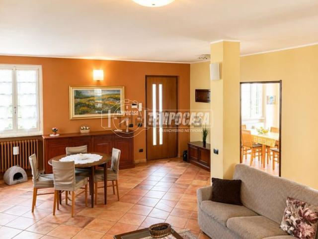 Case e ville in vendita di 311 m² in Via Airuno, 1