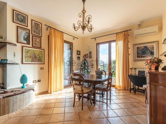 Case e ville in vendita di 311 m² in Via Eva Peron, 26