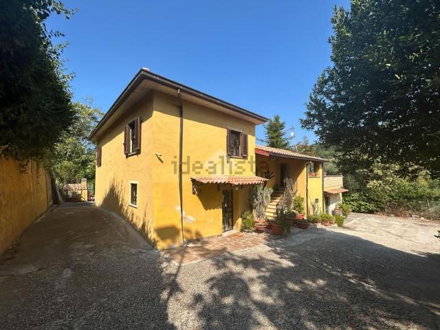 Case e ville in vendita di 311 m² in Strada Chiusa, 7